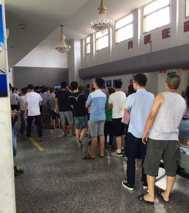 再看看一大早就跑去车管所排队的车主们(2)