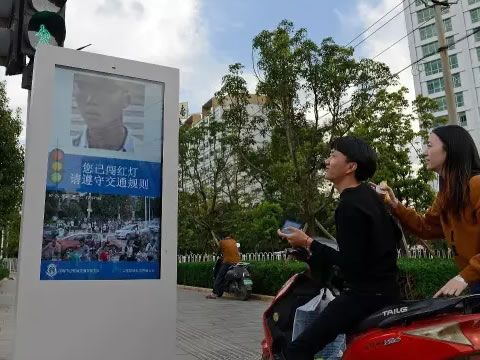 大头照上路口大屏