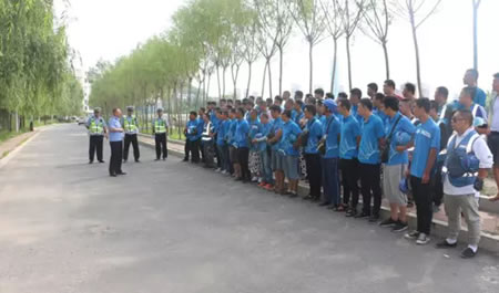 8月2日上午9:00，龙山大队对80台“饿了么”外卖车已贴牌完毕。