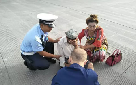 喀什交警急救群众彰显民族团结：“每个群众都是亲人”