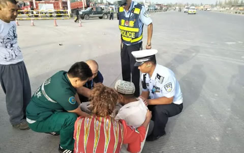 喀什交警急救群众彰显民族团结：“每个群众都是亲人”