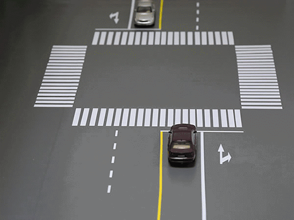 违法行为03：掉头车辆不让直行车辆先行