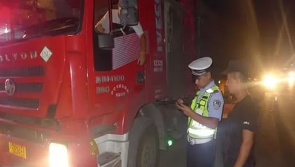 杏乡交警夜间路面管控不停歇 紧盯重点打击严查处