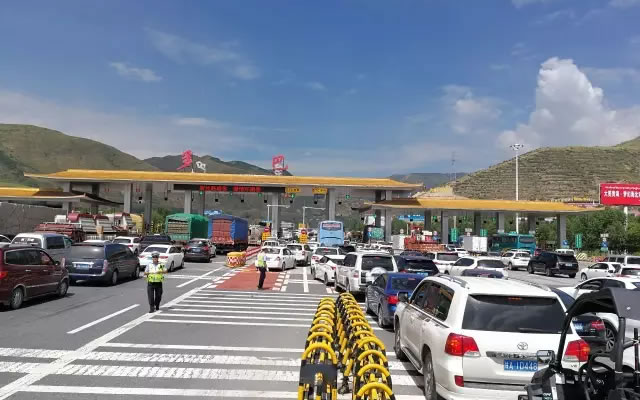 旅游高峰的到来，辖区车流量骤增