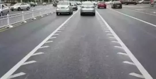 图六为可变车道标线