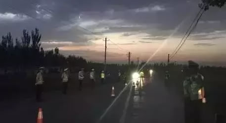 海西交警严查超员 乘坐这样的车是要拿生命摘枸杞么?