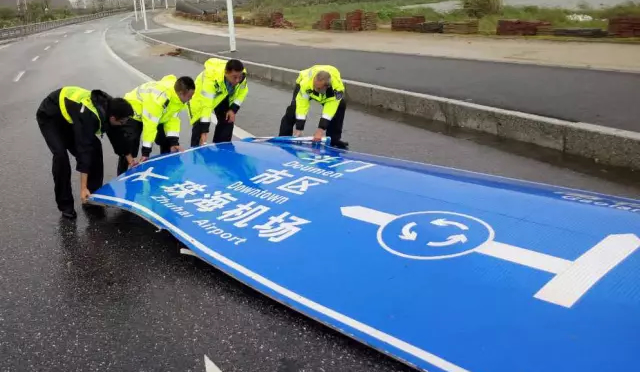 大型广告牌坠地