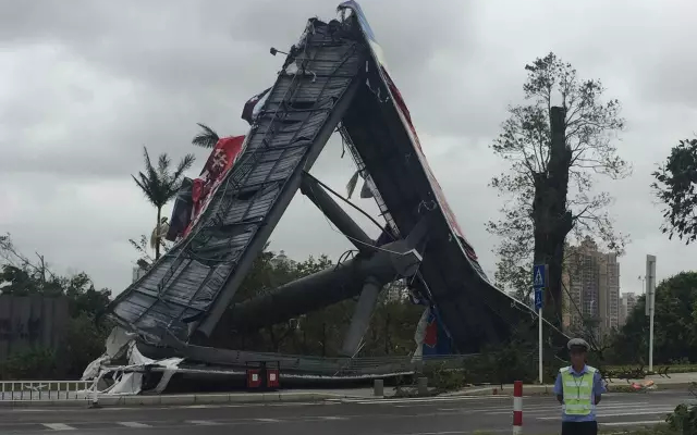 斗门尖峰桥西最大的广告牌都被吹倒了