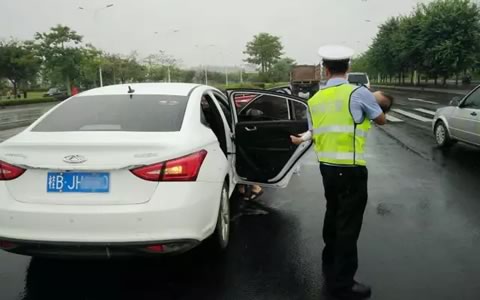 柳州交警“坚守”与“爱心”携手助文明