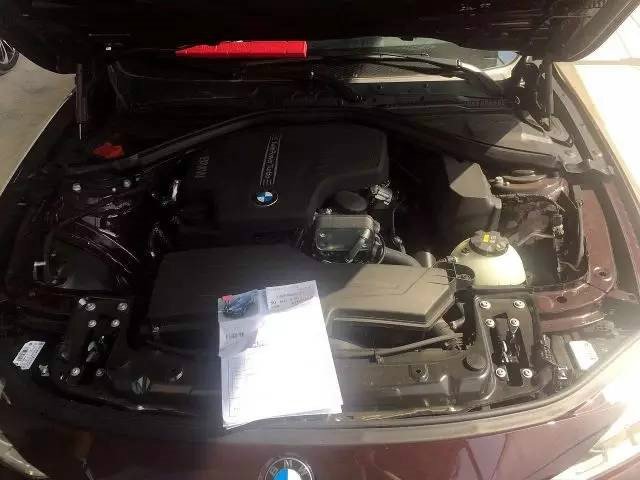 车尾箱的警示标志牌和上牌的全部资料放置在车头