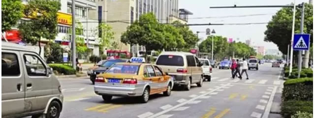 图13 不礼让行人抓拍(无锡)