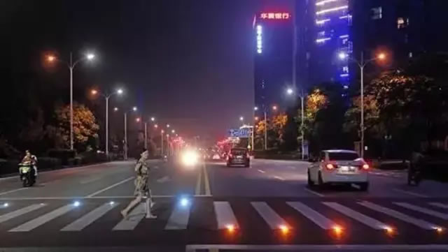 图14 人行横道LED灯(宜昌)