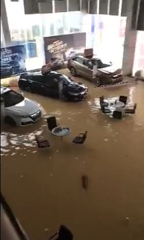 某4S店内被水淹