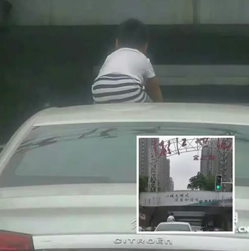 坐在车顶上的孩子