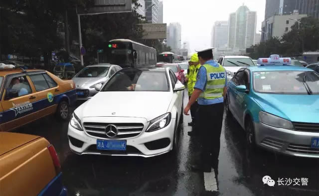 拒开窗躲避执法？ 长沙交警霸气破窗！