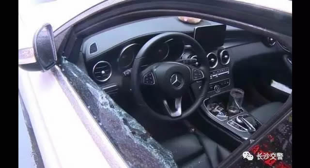拒开窗躲避执法? 长沙交警霸气破窗!