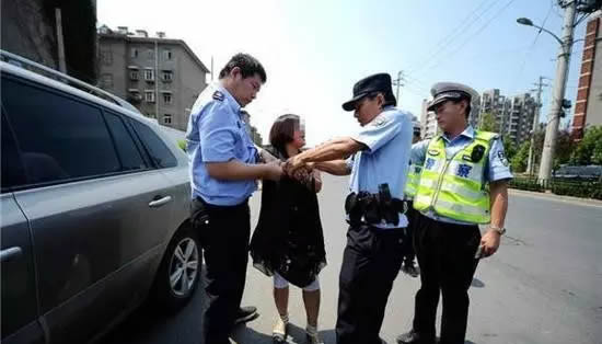 看济南交警执法使用辣椒水制服拒配合女司机