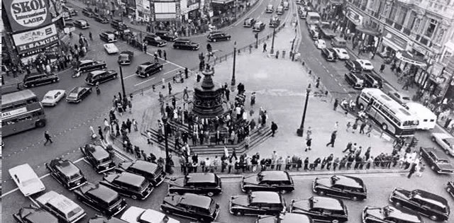 英国：行人过马路时车辆不拐弯