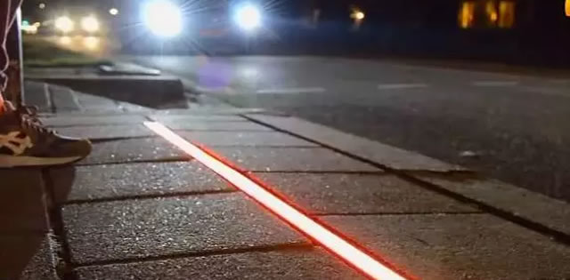 荷兰：安装地面信号灯 拯救“低头族”