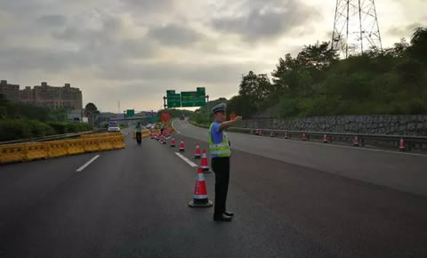 G4京港澳高速长沙段浏阳河大桥伸缩缝施工