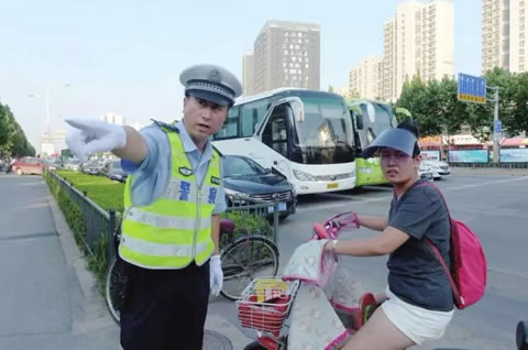 济南交警：以创城为契机 促进养成文明出行习惯