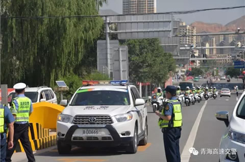 青海高速公路交警支队顺利完成环湖赛开幕式转场车队交通保障任务