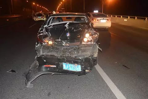 济南经十西路两车刮擦停在路中，大客车高速撞入事故现场