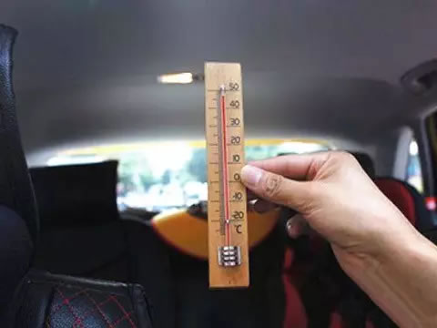 小女孩被锁车内已昏迷，民警砸窗救人，反被妈妈抱怨