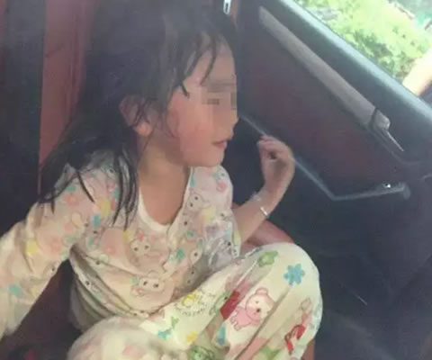 孩子像从水里捞出来一样,浑身湿透了