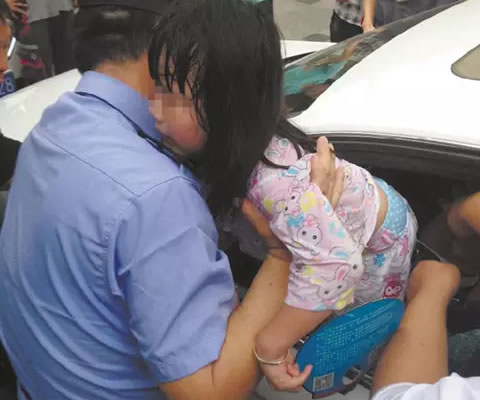 孩子像从水里捞出来一样,浑身湿透了