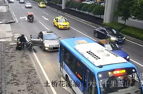 别让车门成“凶器”！ 下车时一定要注意这些