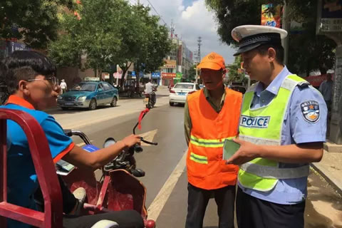 庆阳交警开展“电动自行车残疾人机动轮椅车”免费挂牌宣传活