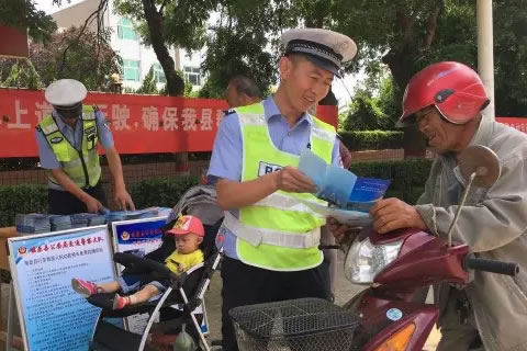 庆阳交警开展“电动自行车残疾人机动轮椅车”免费挂牌宣传活