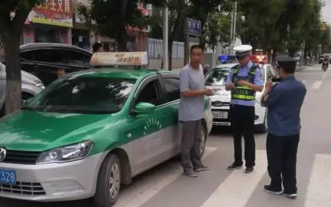 正宁交警严查出租汽车违法行为