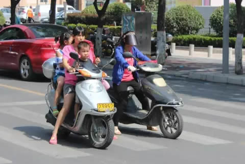 电动车驾驶员在等红绿灯的时候直接将车停在了斑马线上