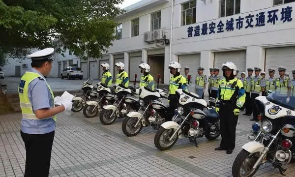 克拉玛依交警开展交通秩序大整治统一夜查行动