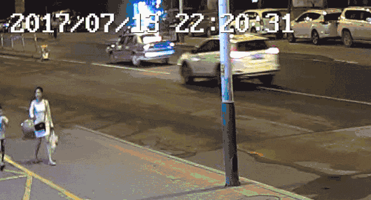 醉驾飞车上护栏，冒充路人围观，还招呼路人给抬车，结果...