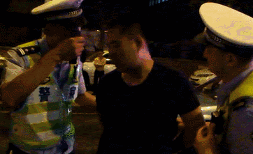 蜀黍立即实施包抄将其抓获！