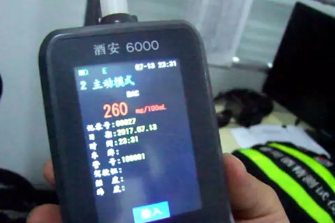 高某酒精呼吸测试值高达260mg/100ml！