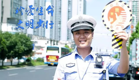 长沙交警现场整治不礼让斑马线