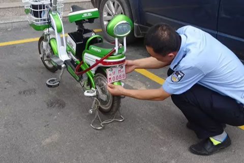 镇原县车管所成功办理第一辆电动自行车挂牌业务