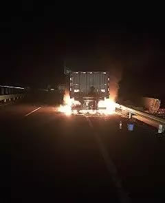 连霍高速公路果子沟路段发生一起车辆燃烧事故