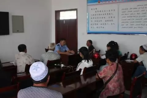 伊犁霍城交警组织违法驾驶人开展交通安全警示教育约谈会