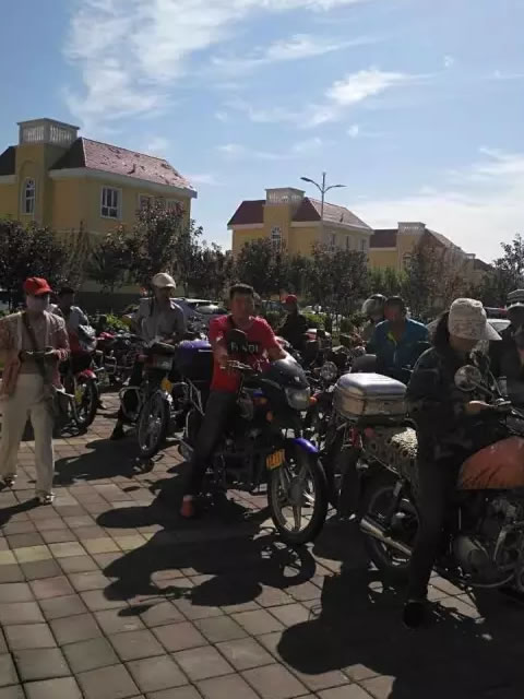 石河子交警针对团场开展摩托车上门年检工作