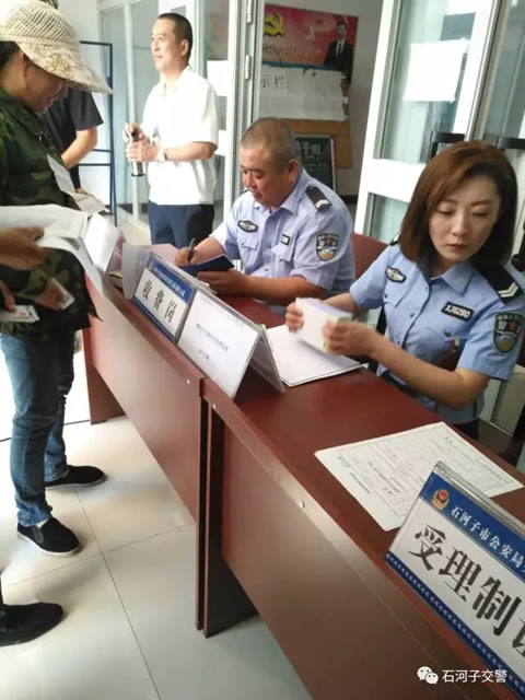 石河子交警针对团场开展摩托车上门年检工作