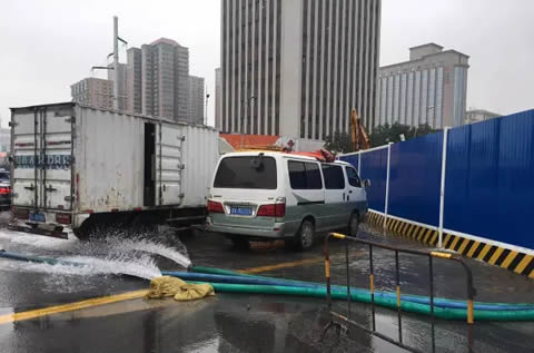 太原迎泽大街解放路口“路面塌陷”施工抢修!交通管控措施详解