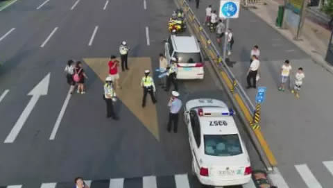 下午17时30分左右，蜀黍正在查处一辆车牌号为鲁H668**的白色本田轿车涉嫌使用假牌。