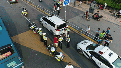 此时，市中交警大队的蜀黍正在利用警用无人机对晚高峰路况进行航拍。