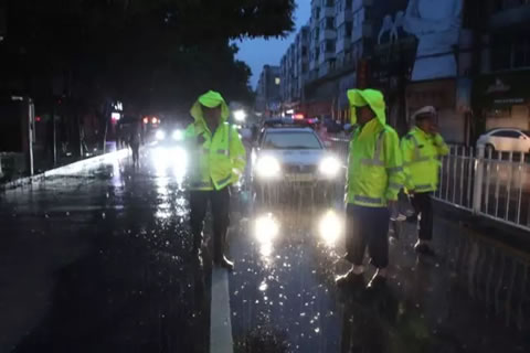 陕西交警：就算暴雨让这座城市颠倒 我依然守护在你身边