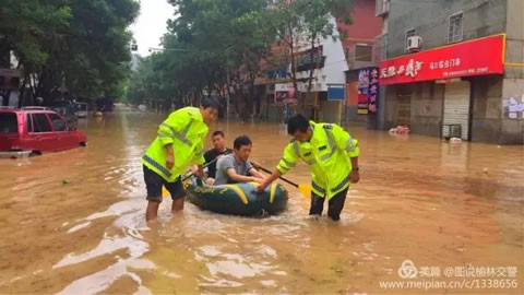 全力救助，确保受灾群众的人身安全